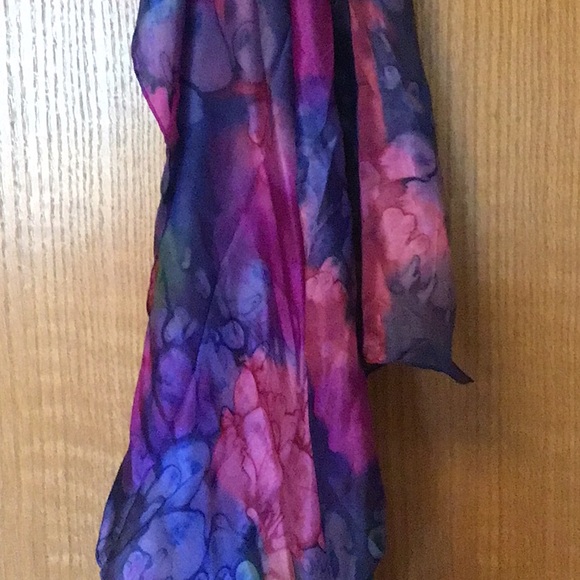 Gorgeous hand rolled silk scarf. - Picture 5 of 5